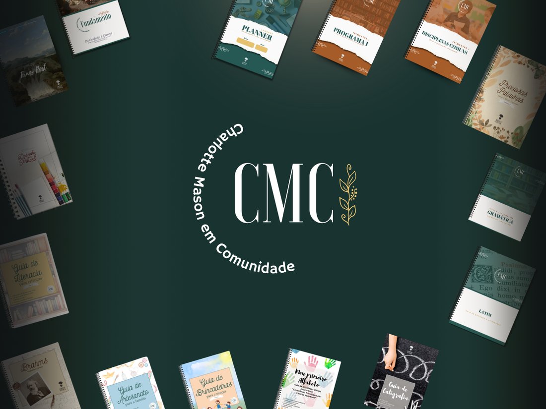 Materiais impressos do CMC dispostos em torno da marca: guias de literatura, gramática, latim, desenho e cadernos